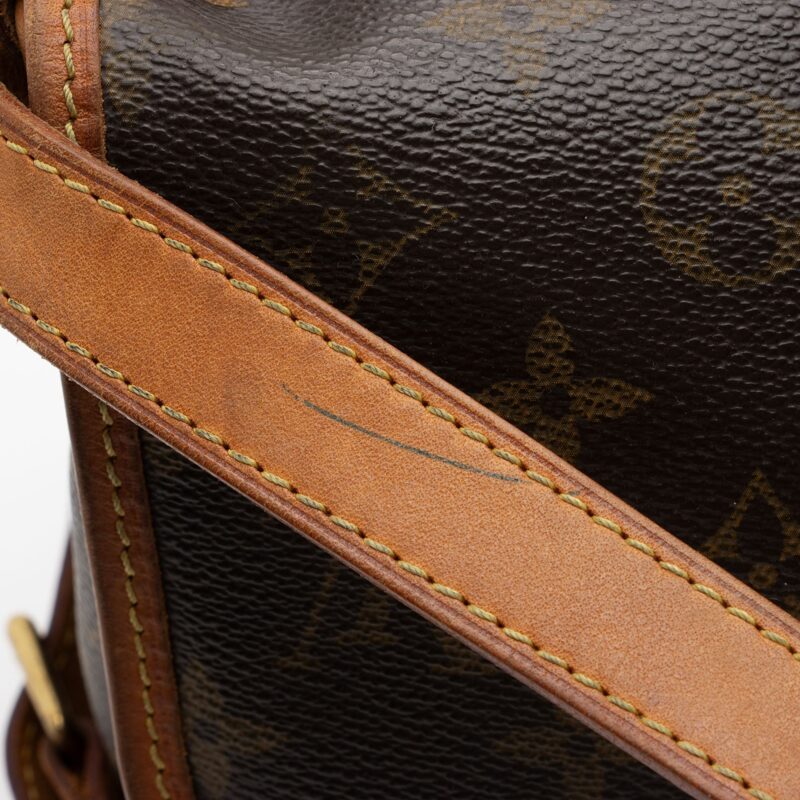 Louis Vuitton Monogram Canvas Saumur 30 Messenger Bag (SHF-0asoJo) AWE - Image 17