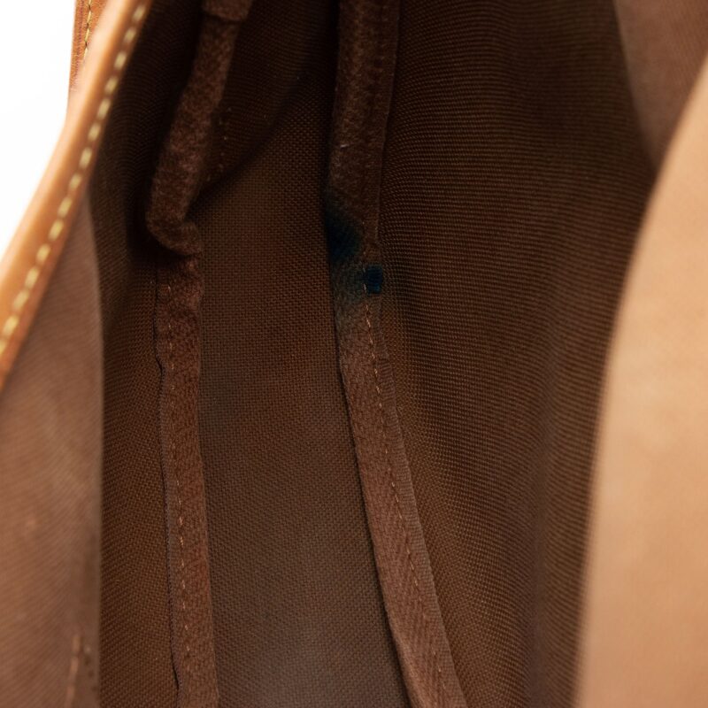 Louis Vuitton Monogram Canvas Saumur 30 Messenger Bag (SHF-0asoJo) AWE - Image 8
